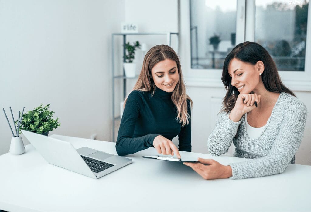 Women discussing VAT Digitalisation